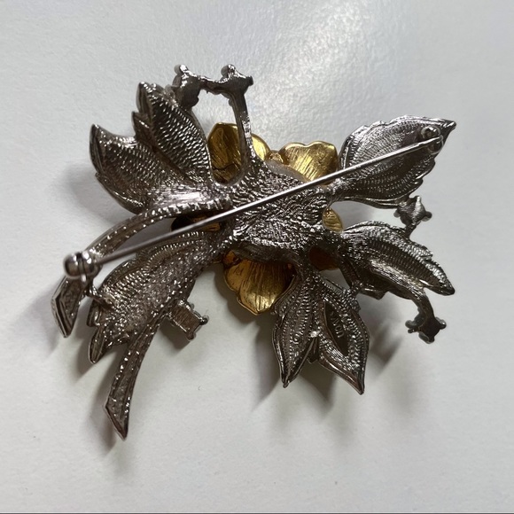 Vintage Avon Signed Brooch - Picture 2 of 2